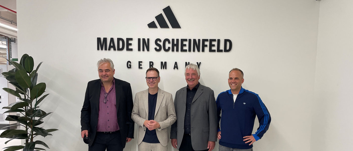 Politische Vertreter vor einer weißen Wand mit dem Schriftzug "Made in Scheinfeld"
