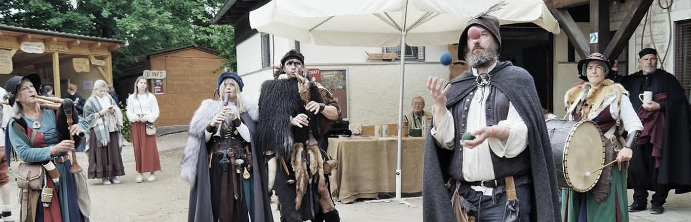 Gaukler in mittelalterlicher Tracht.