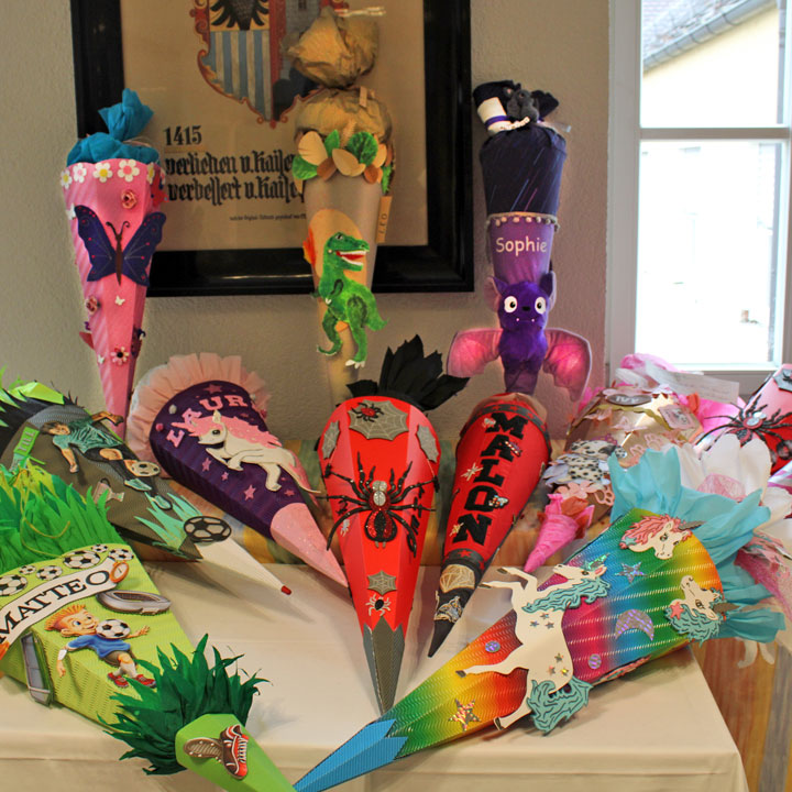 Mehrere verschiedene Schultüten auf einem Tisch