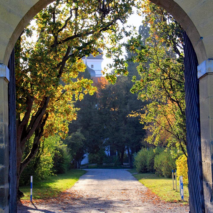 Blick durch das Torportal auf den Schlosspark