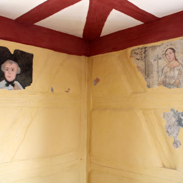 Blick in den großen Ahnensaal mit Deckengemälden und dunklem Holzboden