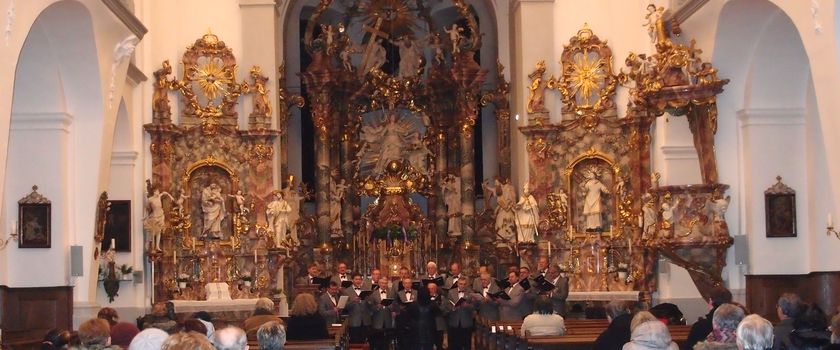 Altar der Stadtpfarrkirche mit Chor im Vordergrund
