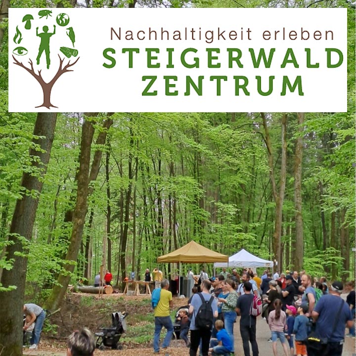 Besucher im Wald am Steierwaldzentrum