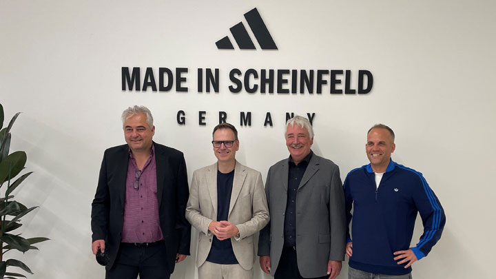 Politische Vertreter vor einer weißen Wand mit dem Schriftzug "Made in Scheinfeld"