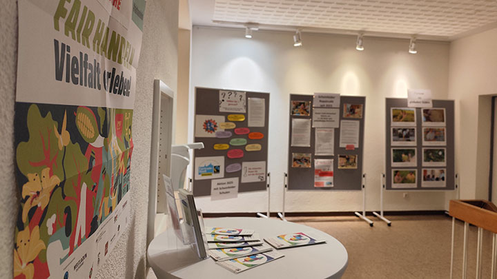 Ausstellung mit Stellwänden und Postern zum Thema Fairer Handel im Rathaus Scheinfeld