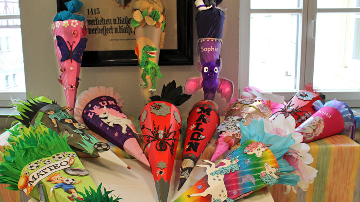 Prämierte Schultüten auf einem Tisch ausgestellt