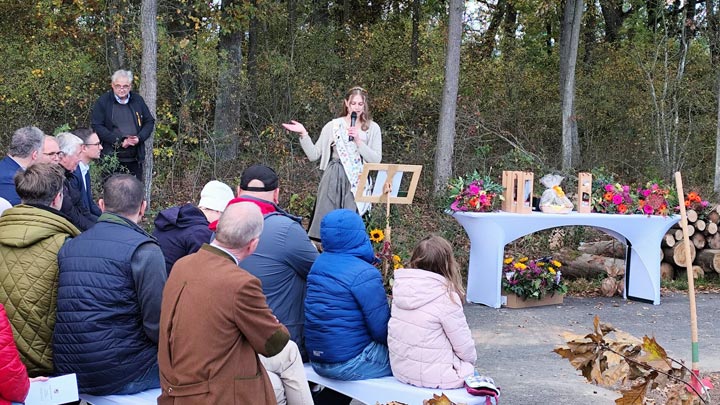 Ansprache der Scheinfelder Holzfee vor Publikum