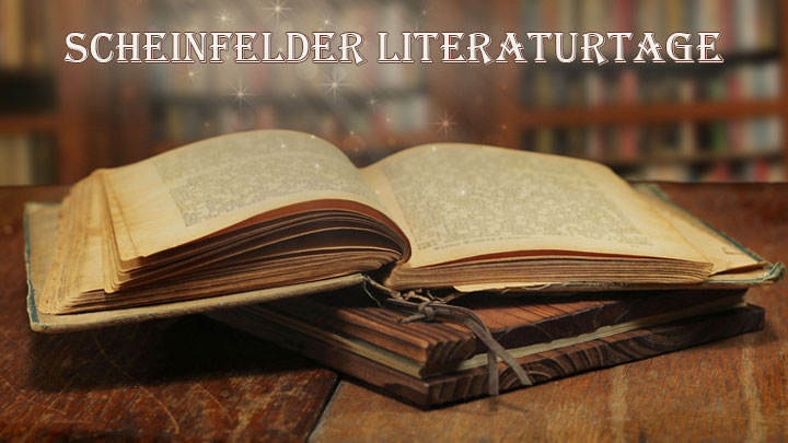 Aufgeschlagenes altes Buch in einer Bibliothek