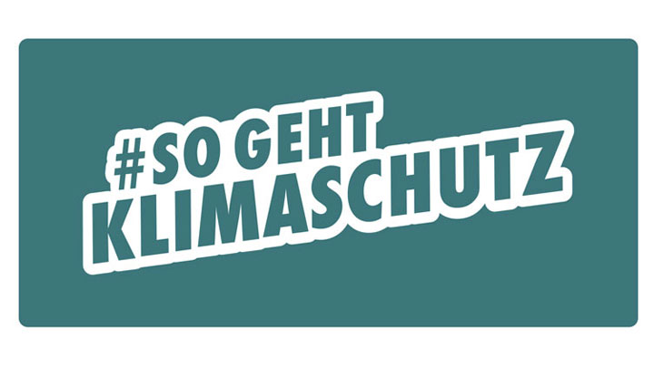 Grafik mit dem Slogan #SO GEHT KLIMASCHUTZ in weißer, schräger Schrift auf dunkelgrünem Hintergrund.