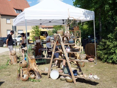 Marktstand mit Holzartikeln und dekorativen Waren.